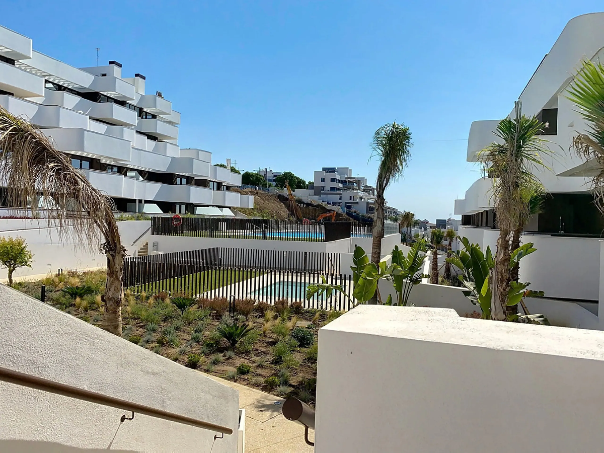 Located in Las Mesas, one of the most sought-after and rapidly expanding residential areas in the city of Estepona, this elegant elevated ground floor apartment combines contemporary design, comfort, and a privileged location. Just a 10-minute walk from t