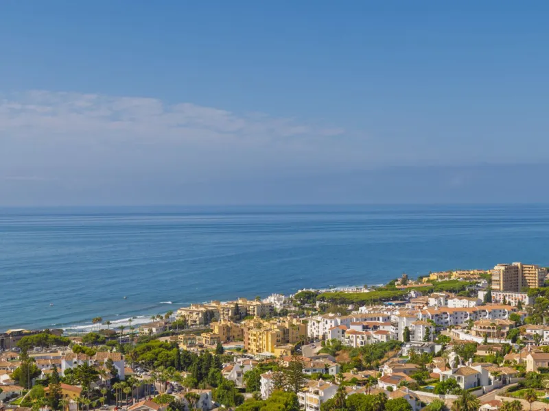 We offer this wonderful penthouse for sale in the coastal town of Mijas, province of Málaga. Located in a gated community with a communal pool and well-maintained landscaped areas, this apartment will make your stay a healthy experience, filling you with 