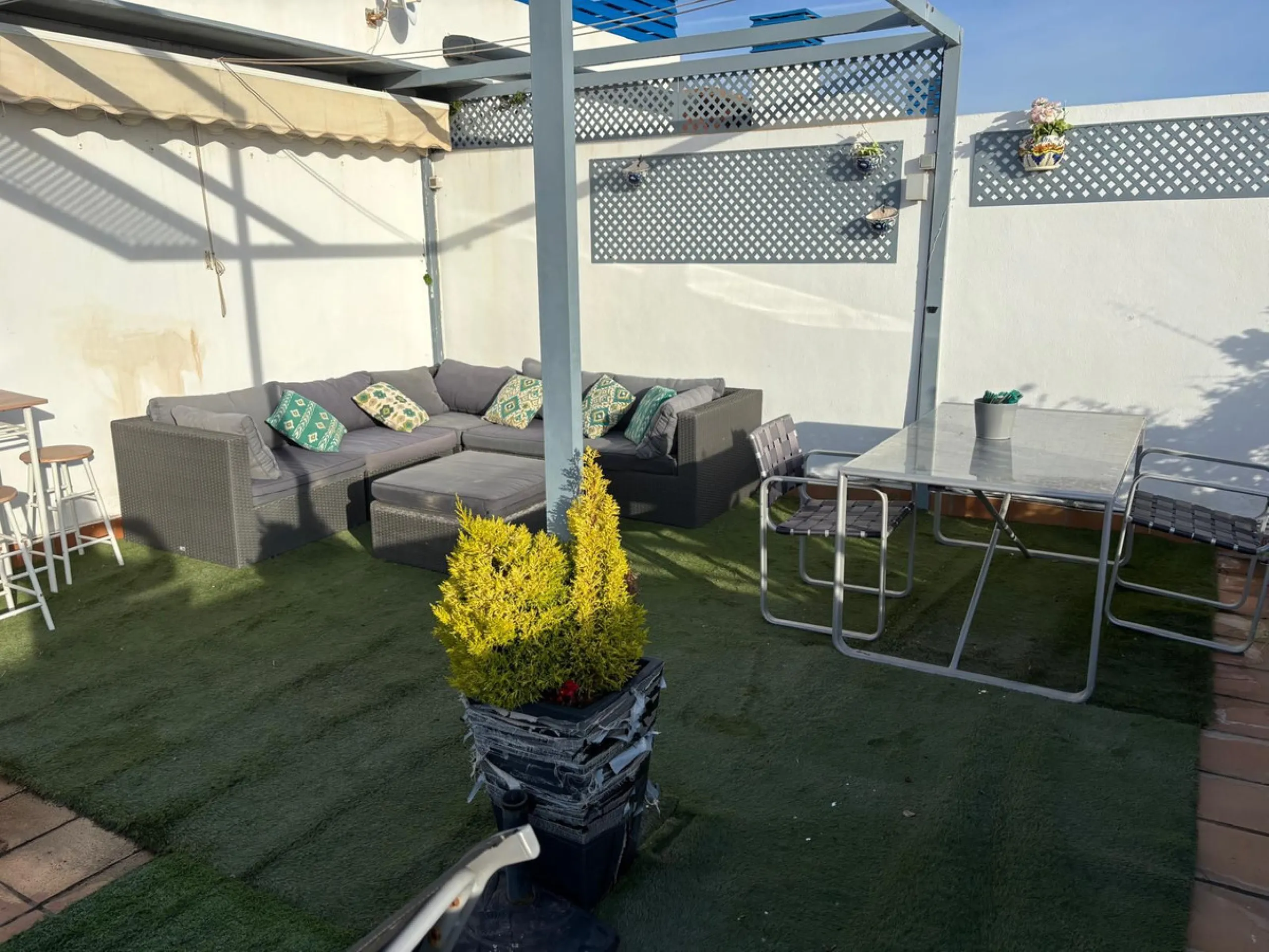 Frontline top floor duplex apartment located on the beach of El Peñoncillo in Torrox-Costa with direct access to the sea.