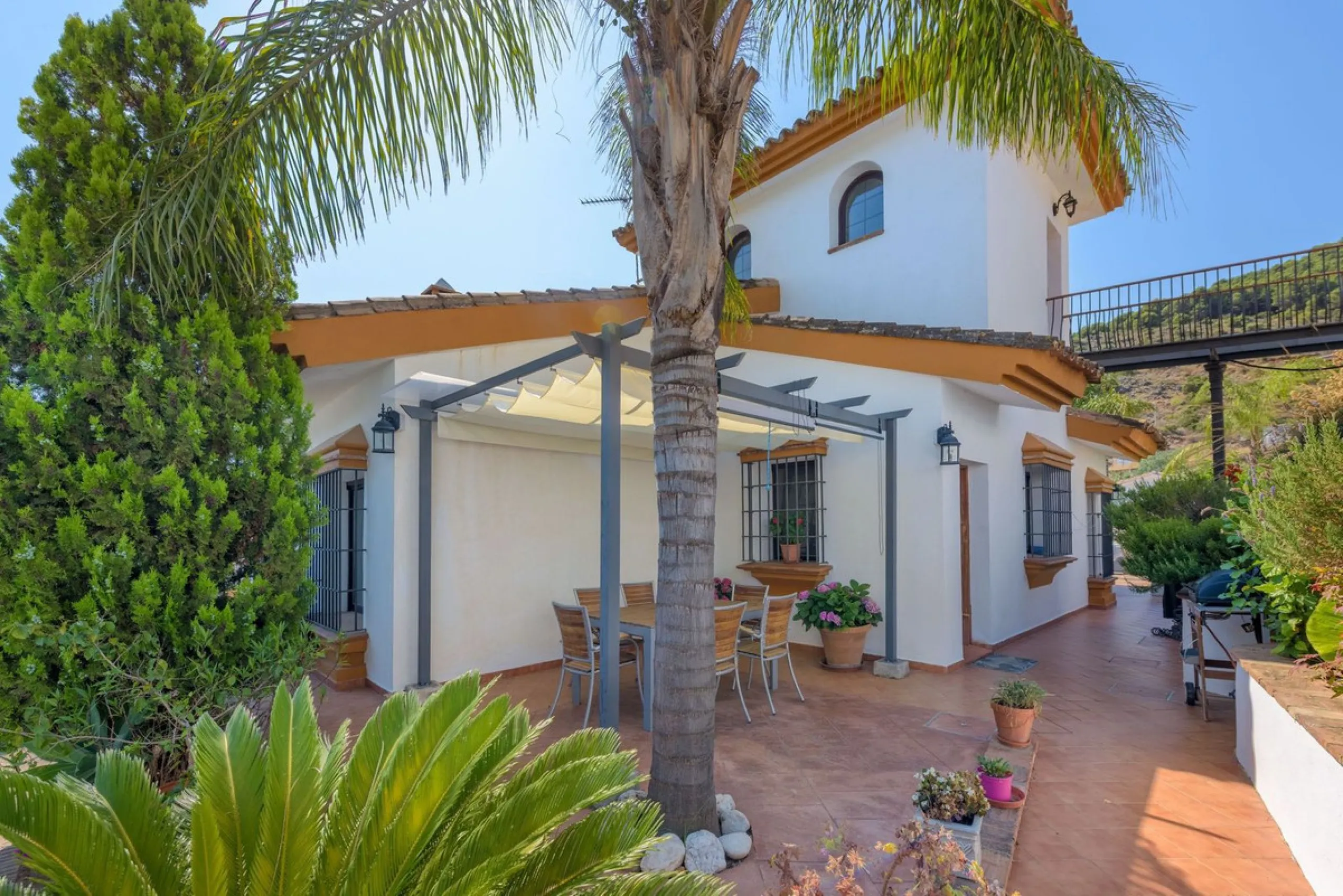 Located in the sought-after area of Los Pinos, this beautiful traditional Andalusian home stands out for its unique charm, excellent location, and authentic character.