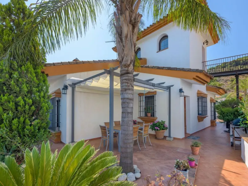Located in the sought-after area of Los Pinos, this beautiful traditional Andalusian home stands out for its unique charm, excellent location, and authentic character.