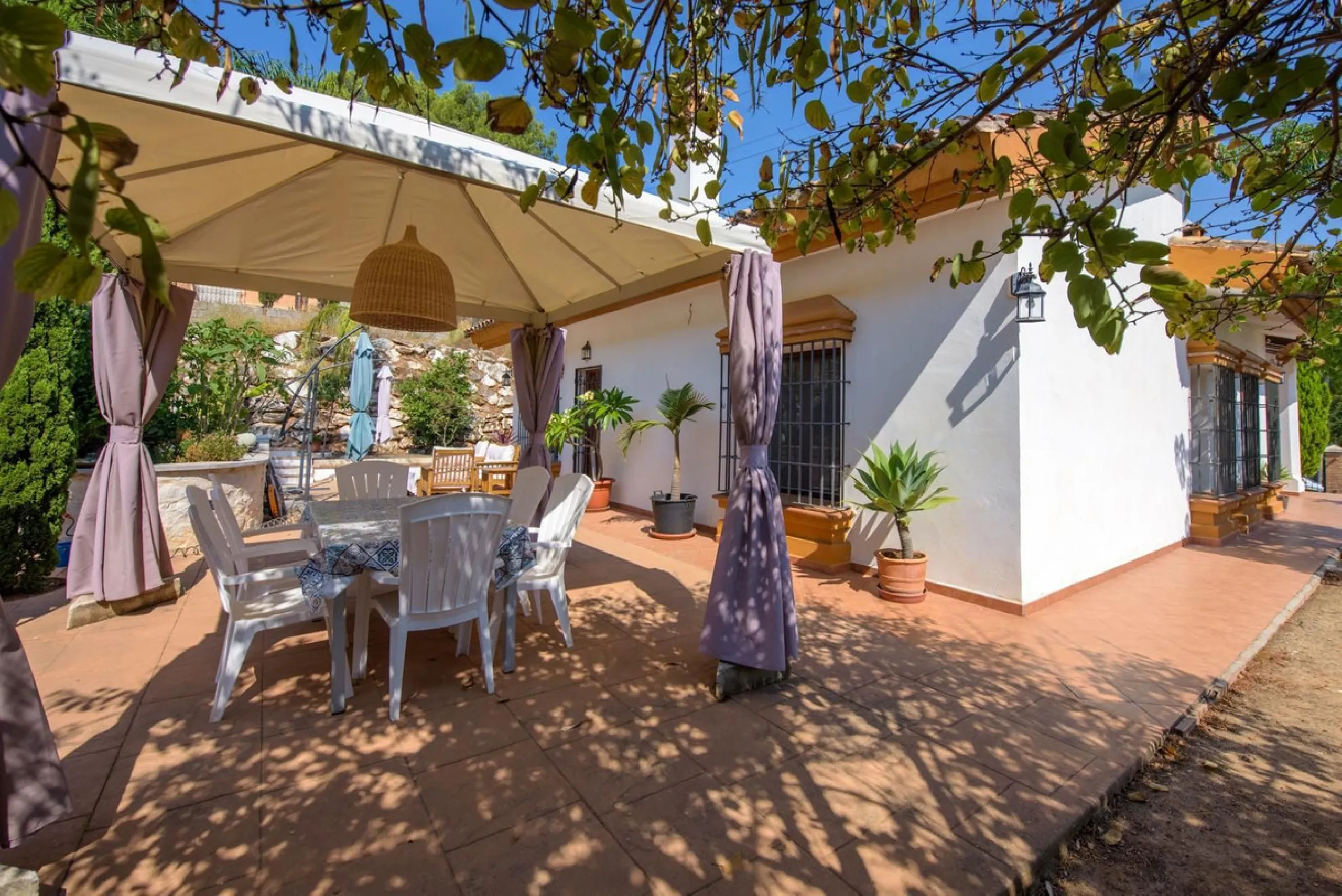 Located in the sought-after area of Los Pinos, this beautiful traditional Andalusian home stands out for its unique charm, excellent location, and authentic character.