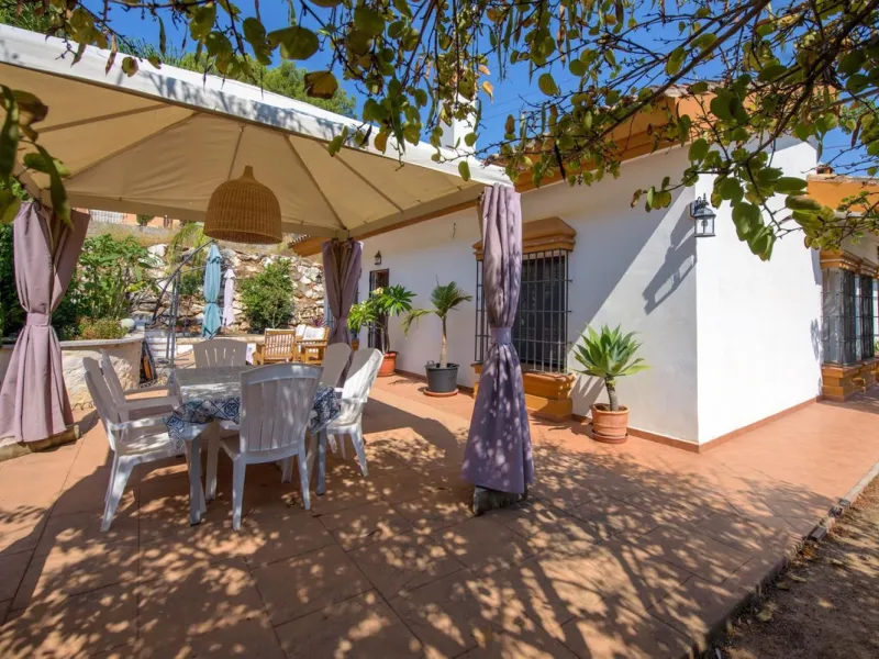 Located in the sought-after area of Los Pinos, this beautiful traditional Andalusian home stands out for its unique charm, excellent location, and authentic character.