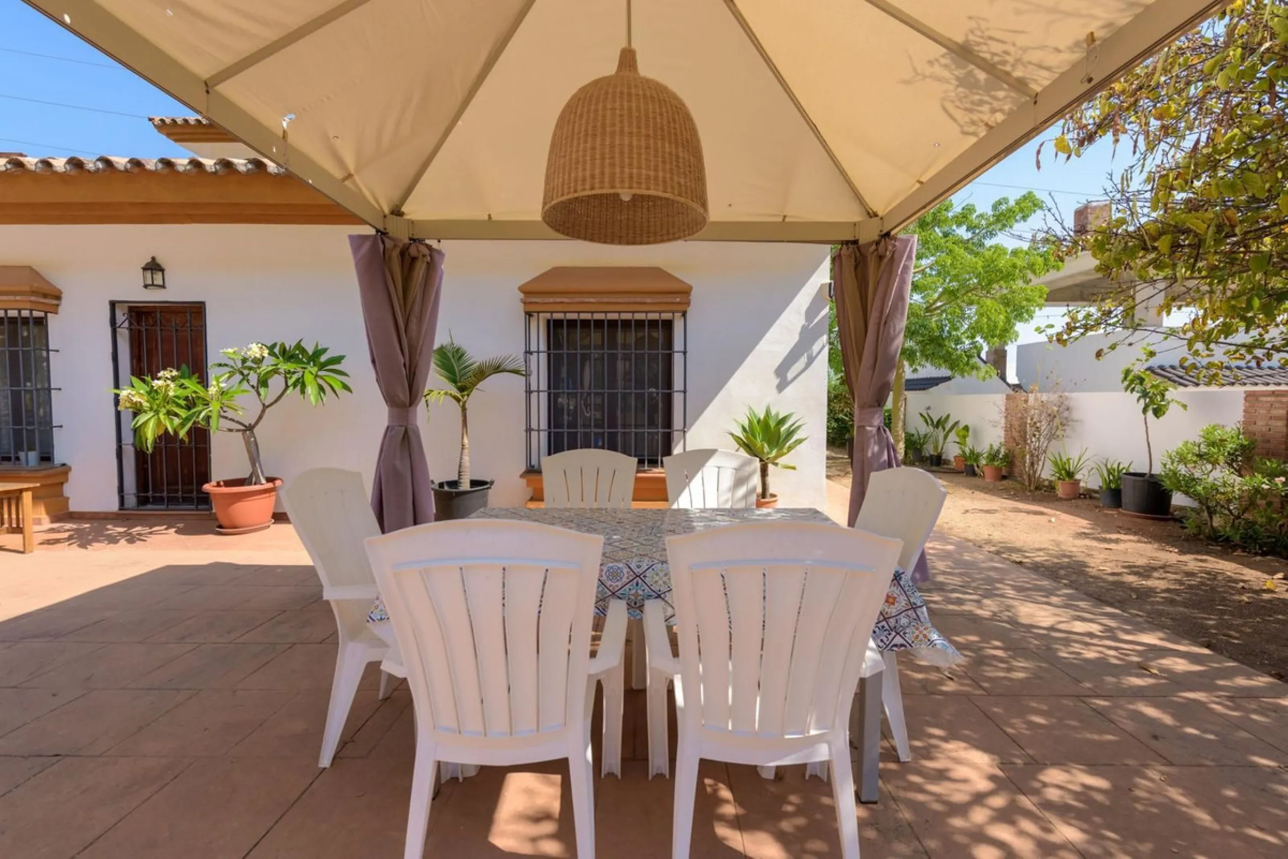 Located in the sought-after area of Los Pinos, this beautiful traditional Andalusian home stands out for its unique charm, excellent location, and authentic character.