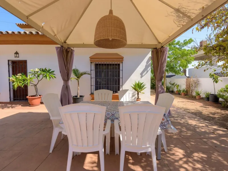Located in the sought-after area of Los Pinos, this beautiful traditional Andalusian home stands out for its unique charm, excellent location, and authentic character.