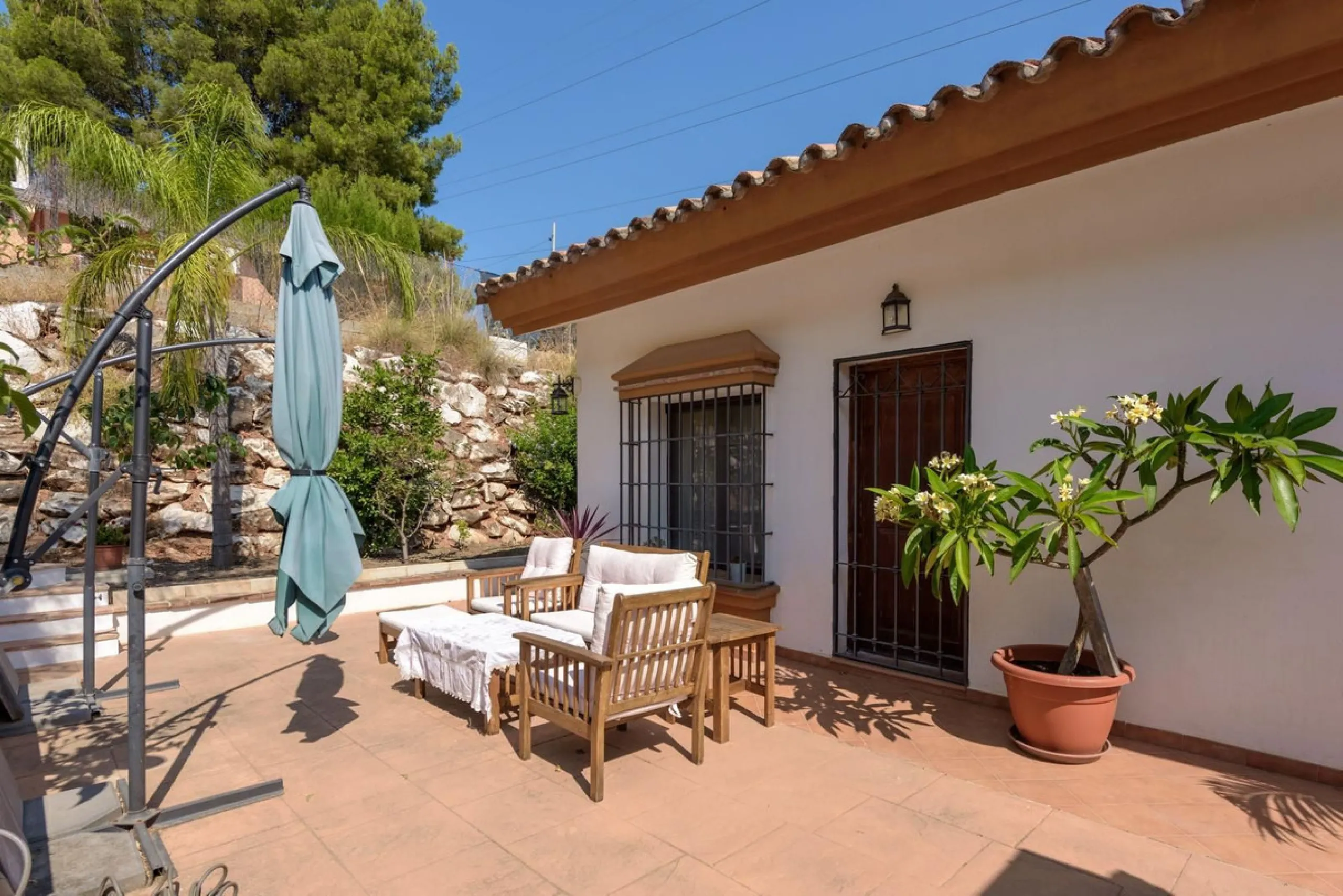 Located in the sought-after area of Los Pinos, this beautiful traditional Andalusian home stands out for its unique charm, excellent location, and authentic character.