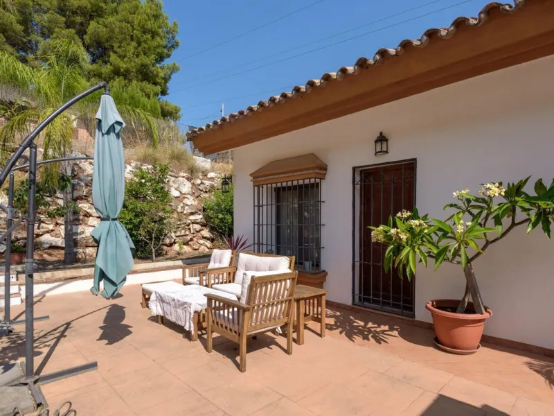 Located in the sought-after area of Los Pinos, this beautiful traditional Andalusian home stands out for its unique charm, excellent location, and authentic character.