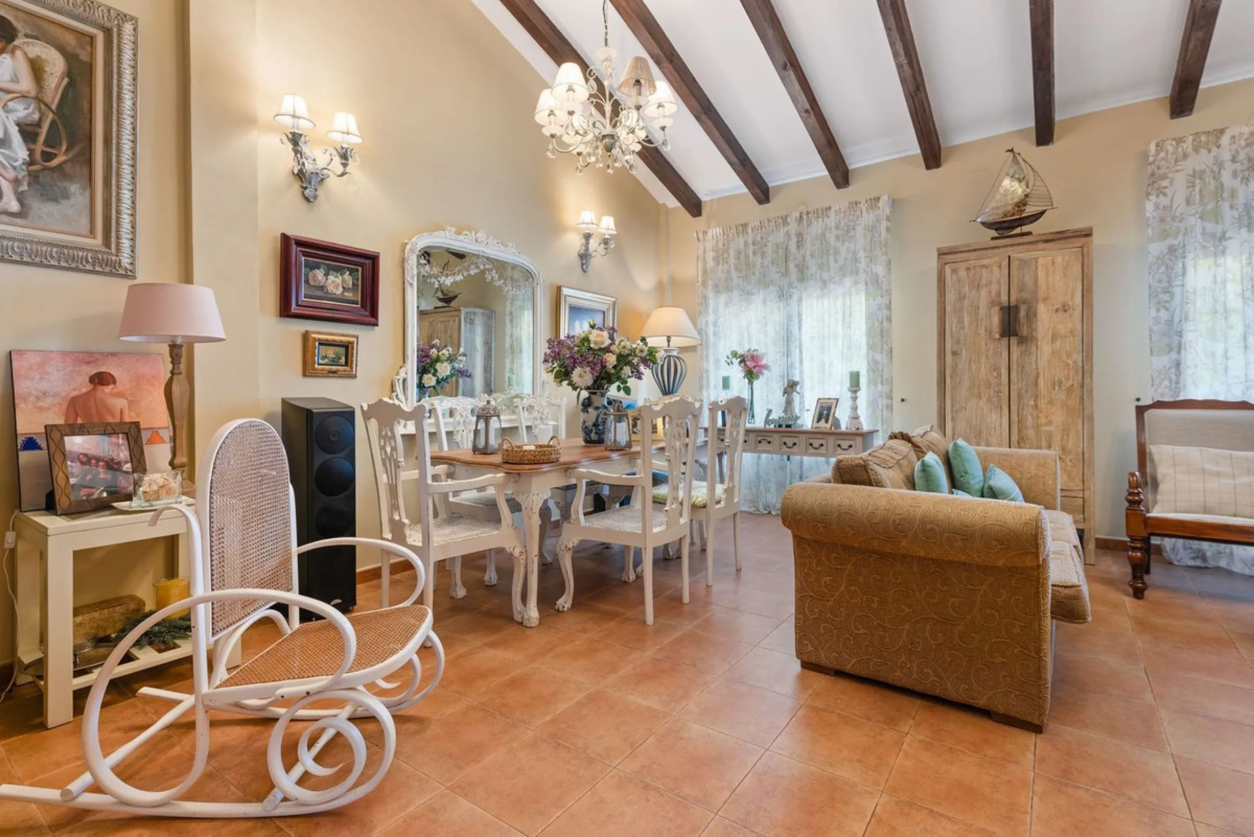 Located in the sought-after area of Los Pinos, this beautiful traditional Andalusian home stands out for its unique charm, excellent location, and authentic character.