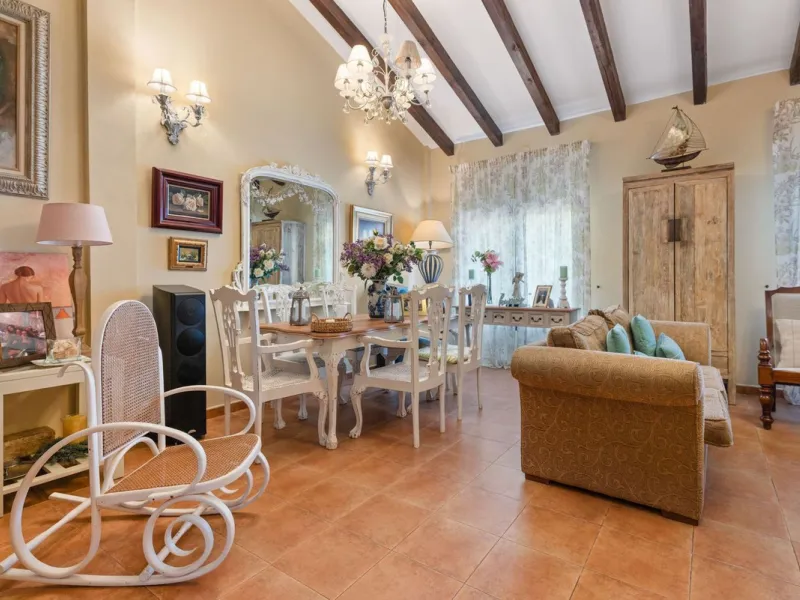 Located in the sought-after area of Los Pinos, this beautiful traditional Andalusian home stands out for its unique charm, excellent location, and authentic character.