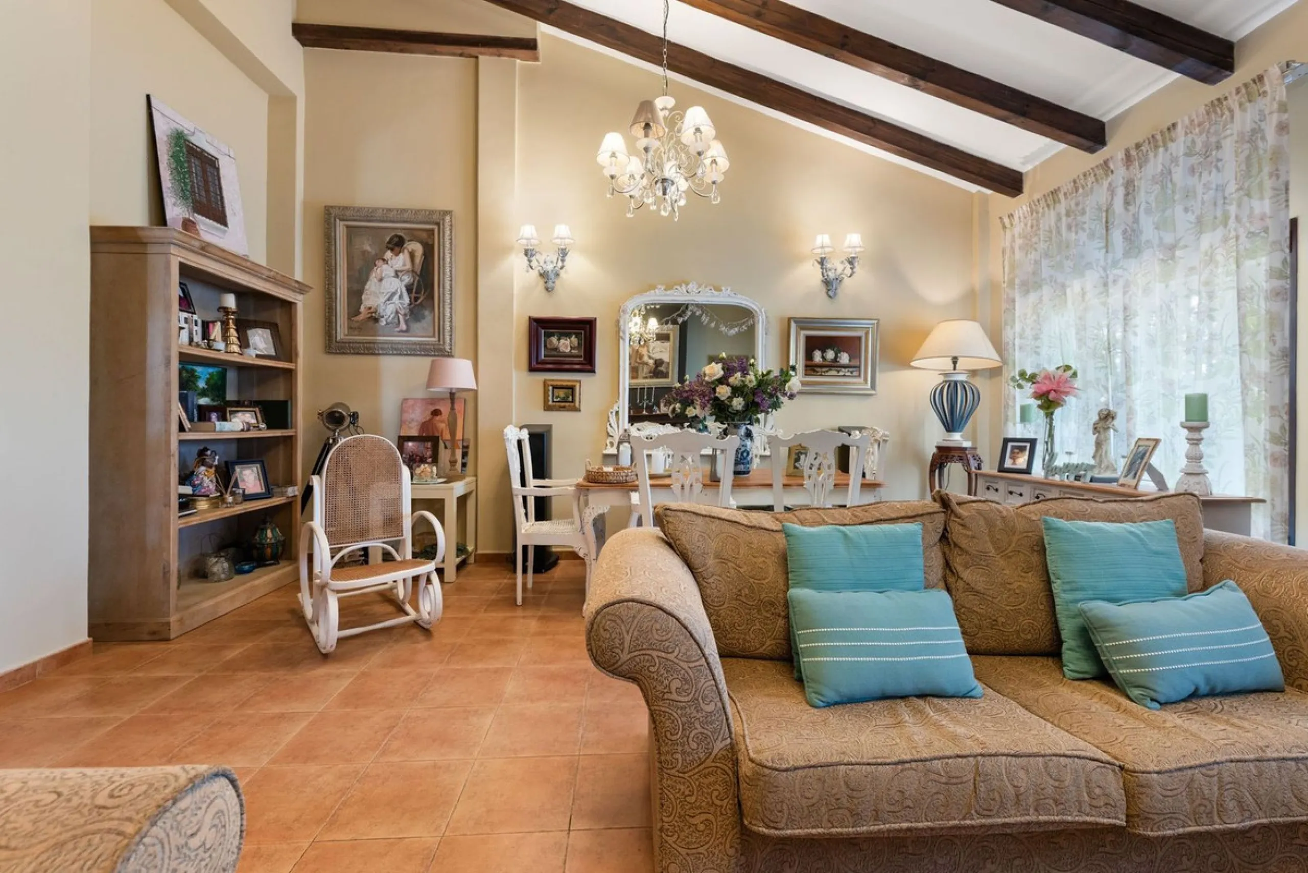 Located in the sought-after area of Los Pinos, this beautiful traditional Andalusian home stands out for its unique charm, excellent location, and authentic character.