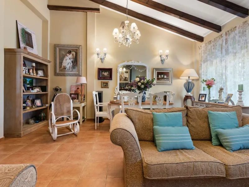 Located in the sought-after area of Los Pinos, this beautiful traditional Andalusian home stands out for its unique charm, excellent location, and authentic character.