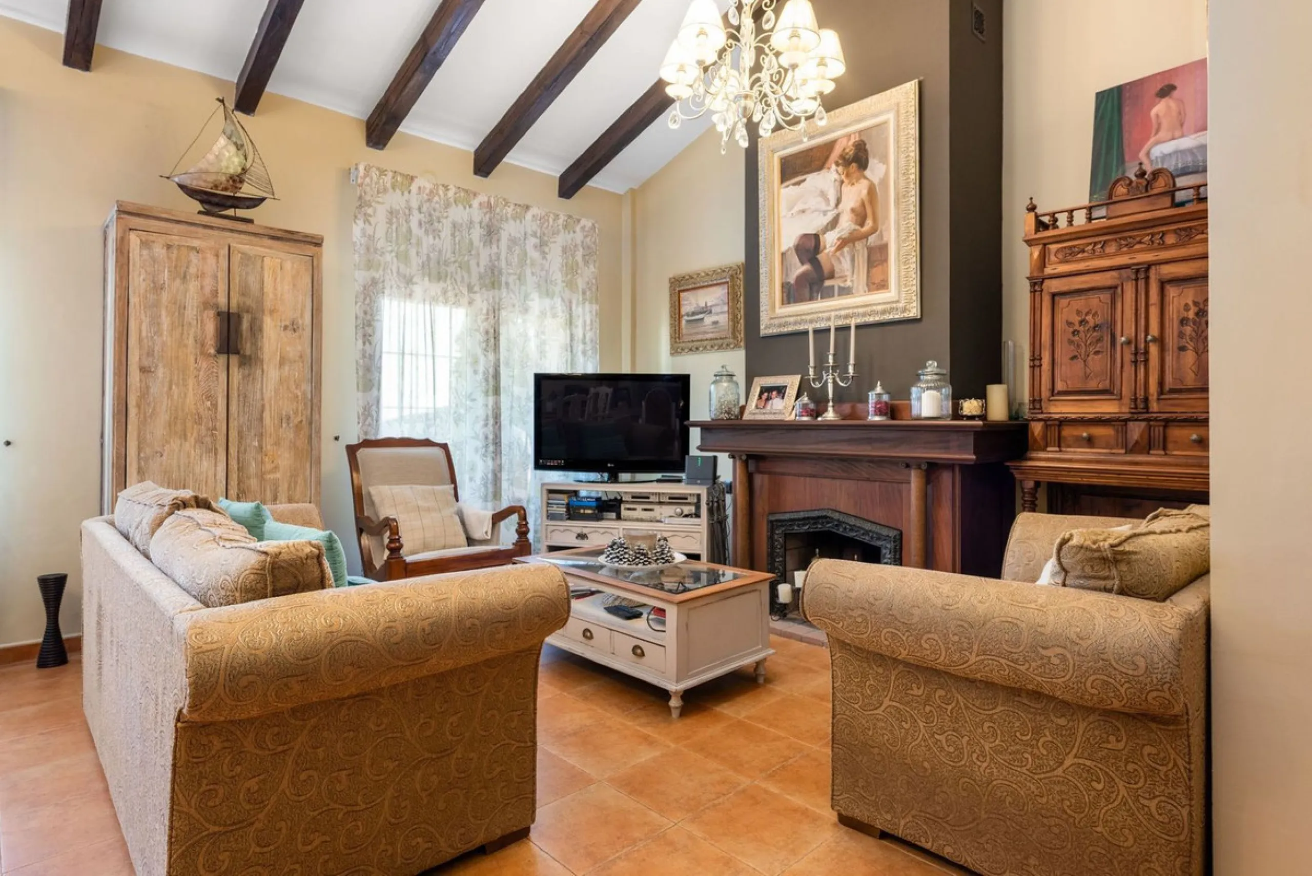 Located in the sought-after area of Los Pinos, this beautiful traditional Andalusian home stands out for its unique charm, excellent location, and authentic character.
