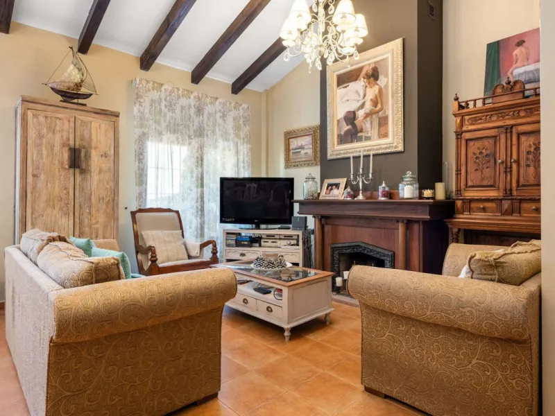 Located in the sought-after area of Los Pinos, this beautiful traditional Andalusian home stands out for its unique charm, excellent location, and authentic character.