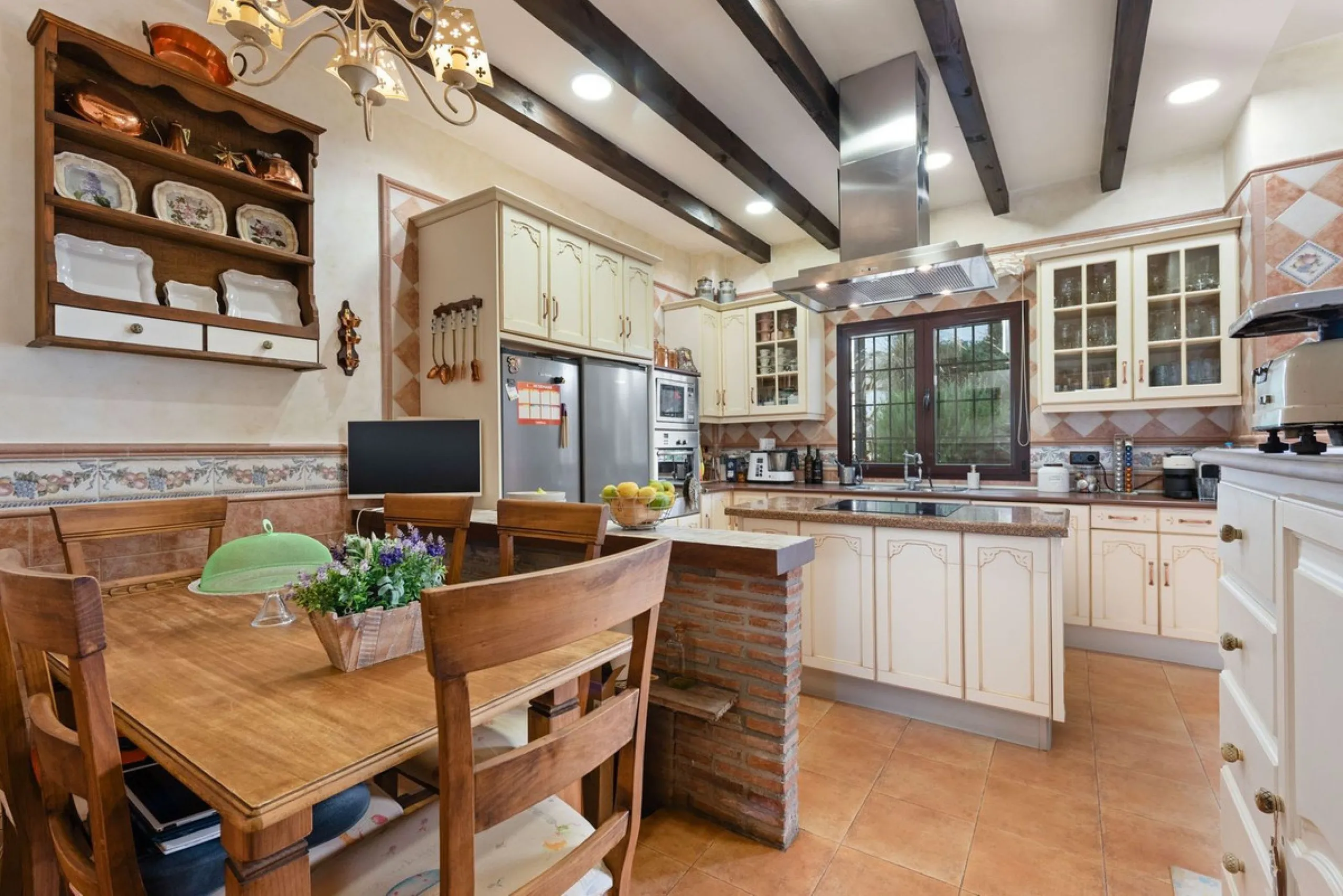 Located in the sought-after area of Los Pinos, this beautiful traditional Andalusian home stands out for its unique charm, excellent location, and authentic character.