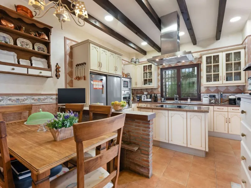 Located in the sought-after area of Los Pinos, this beautiful traditional Andalusian home stands out for its unique charm, excellent location, and authentic character.