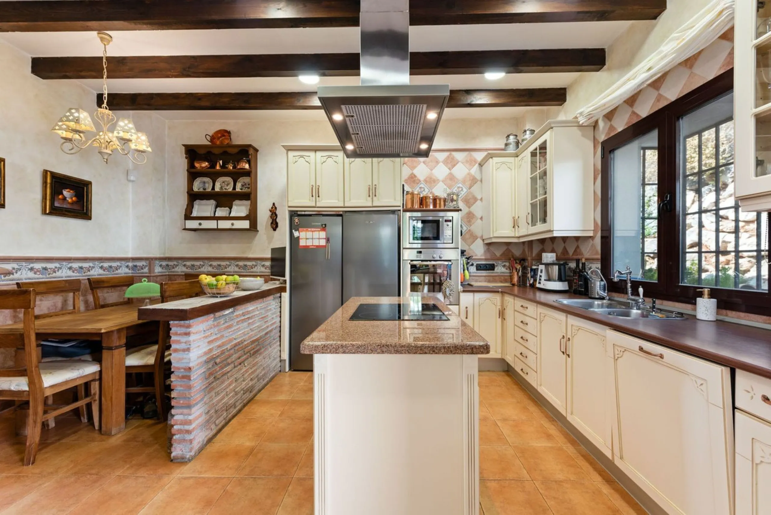 Located in the sought-after area of Los Pinos, this beautiful traditional Andalusian home stands out for its unique charm, excellent location, and authentic character.