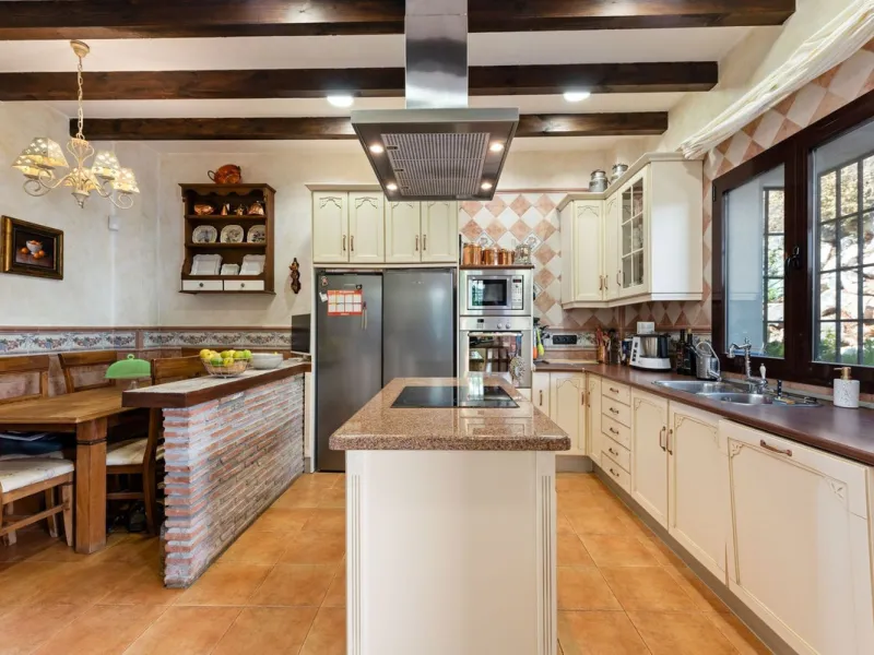 Located in the sought-after area of Los Pinos, this beautiful traditional Andalusian home stands out for its unique charm, excellent location, and authentic character.