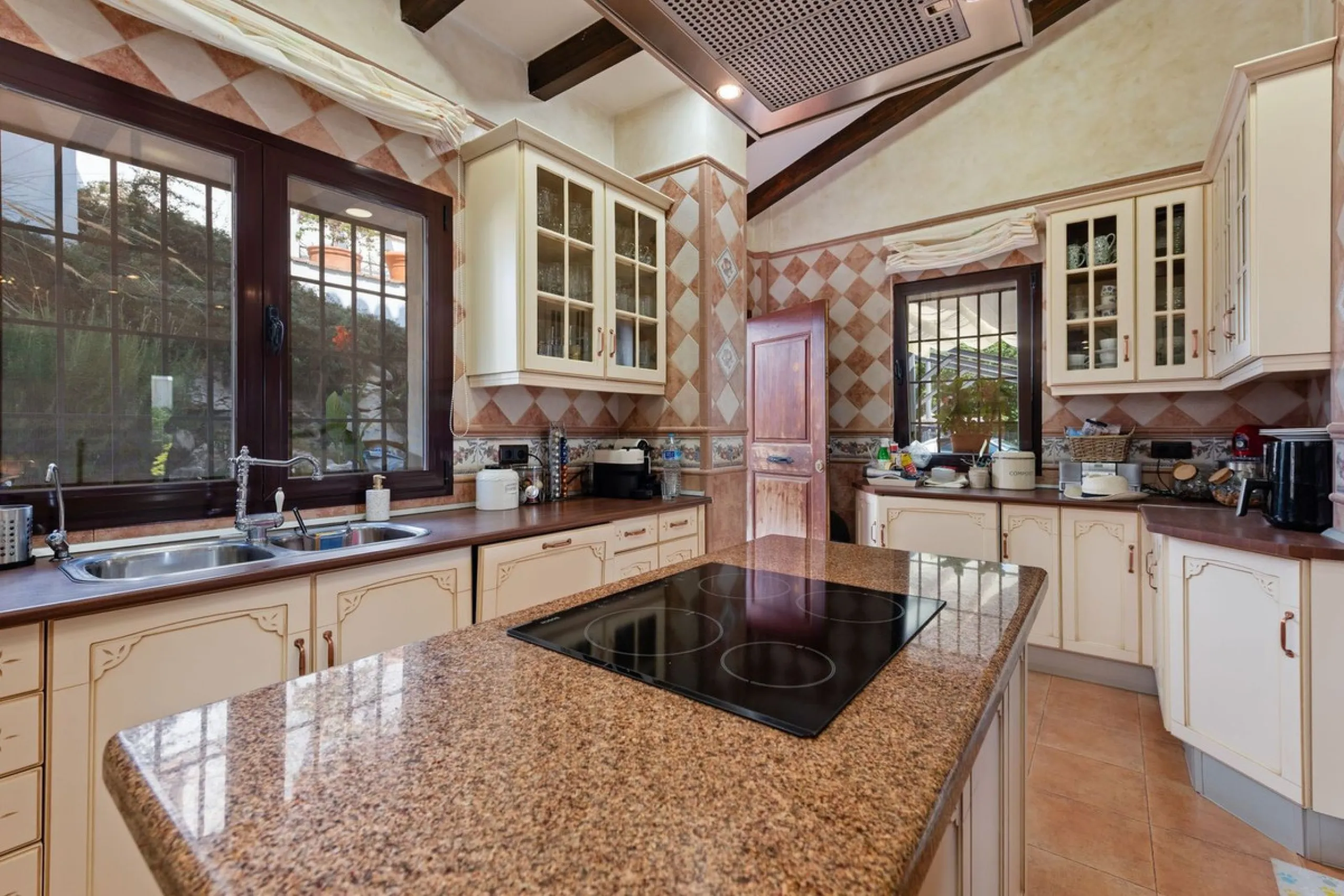 Located in the sought-after area of Los Pinos, this beautiful traditional Andalusian home stands out for its unique charm, excellent location, and authentic character.