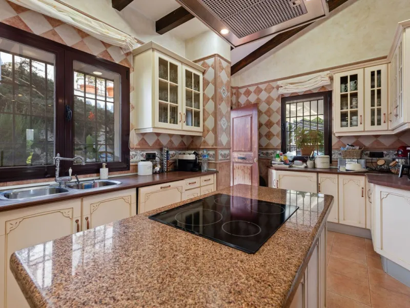 Located in the sought-after area of Los Pinos, this beautiful traditional Andalusian home stands out for its unique charm, excellent location, and authentic character.