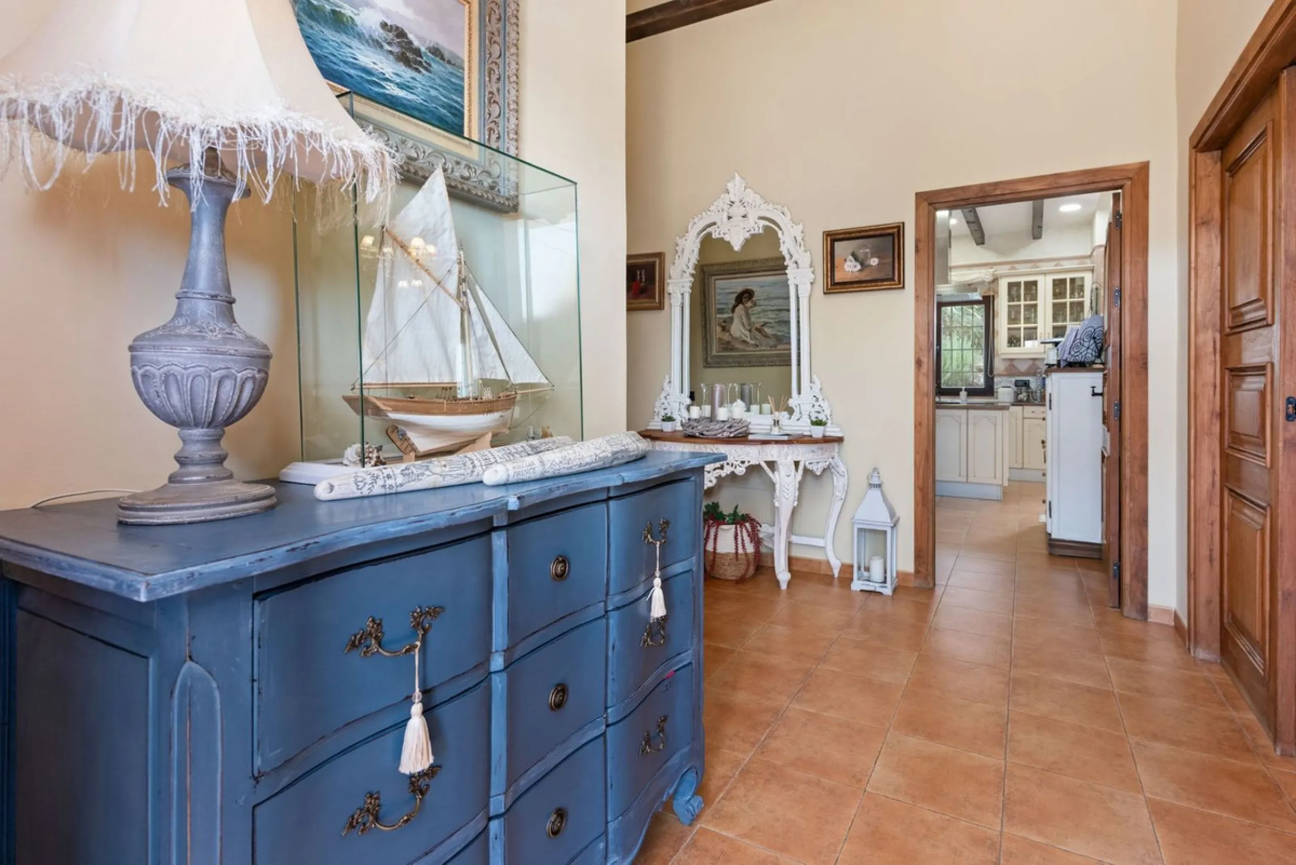Located in the sought-after area of Los Pinos, this beautiful traditional Andalusian home stands out for its unique charm, excellent location, and authentic character.