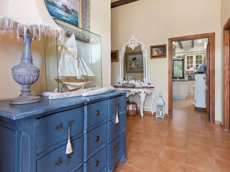 Located in the sought-after area of Los Pinos, this beautiful traditional Andalusian home stands out for its unique charm, excellent location, and authentic character.