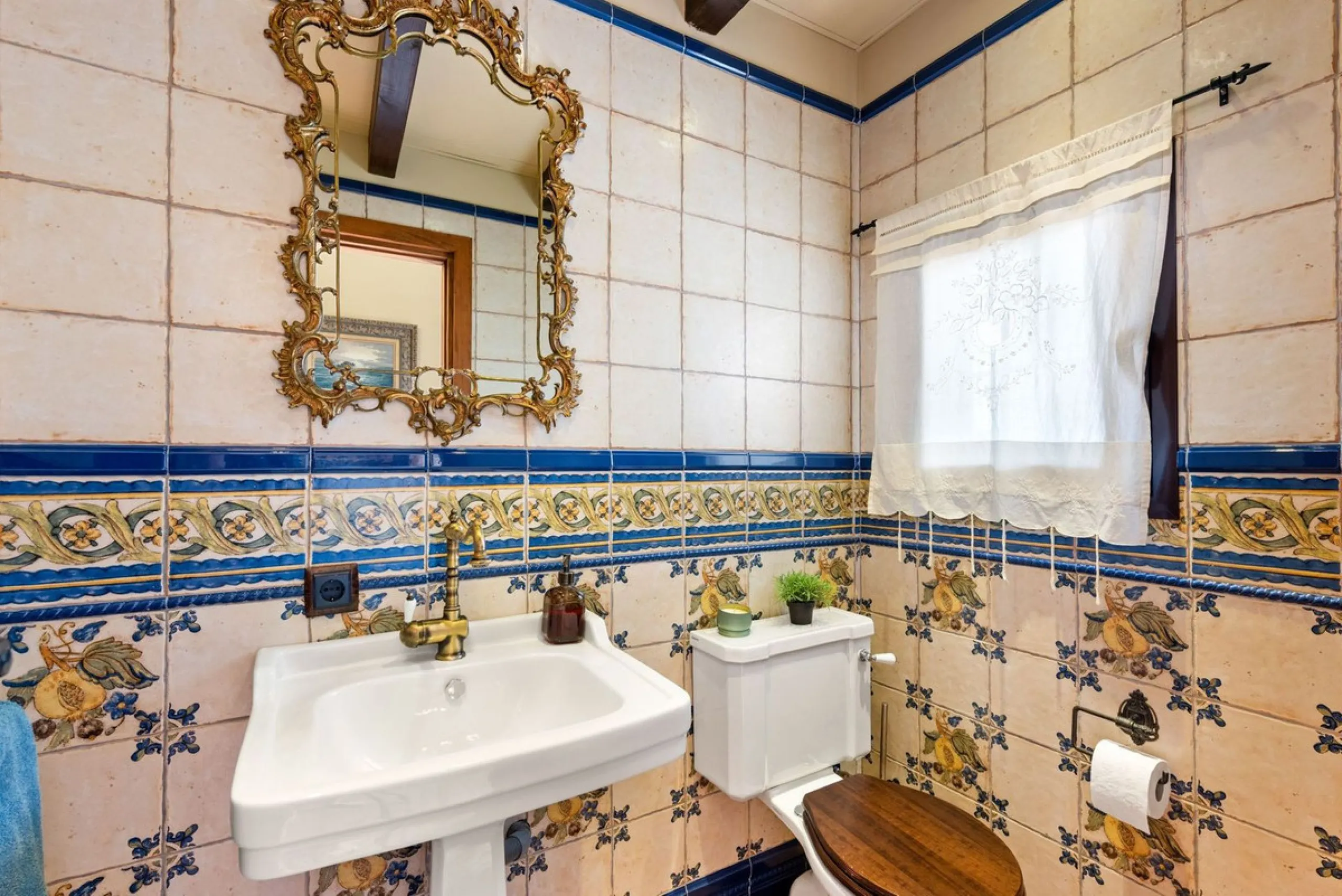 Located in the sought-after area of Los Pinos, this beautiful traditional Andalusian home stands out for its unique charm, excellent location, and authentic character.