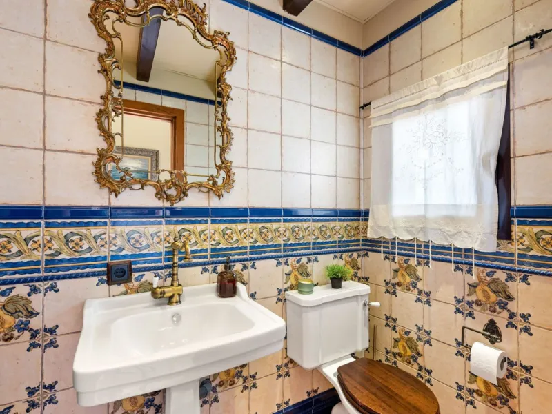 Located in the sought-after area of Los Pinos, this beautiful traditional Andalusian home stands out for its unique charm, excellent location, and authentic character.