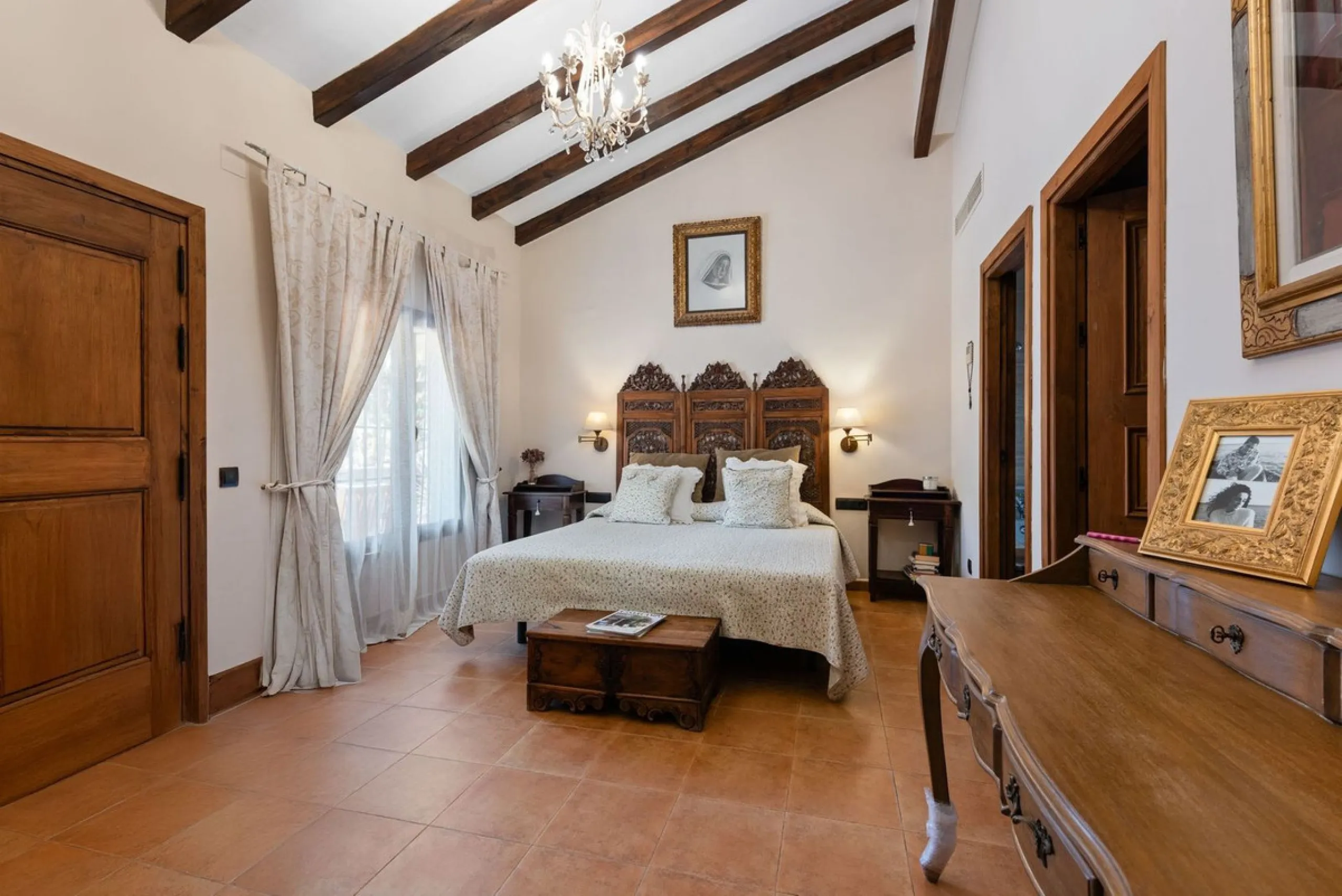 Located in the sought-after area of Los Pinos, this beautiful traditional Andalusian home stands out for its unique charm, excellent location, and authentic character.