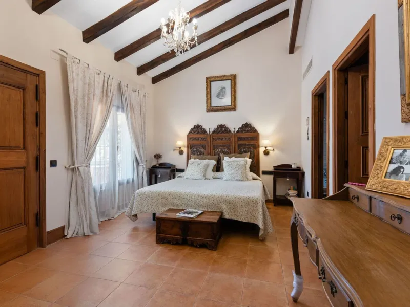 Located in the sought-after area of Los Pinos, this beautiful traditional Andalusian home stands out for its unique charm, excellent location, and authentic character.