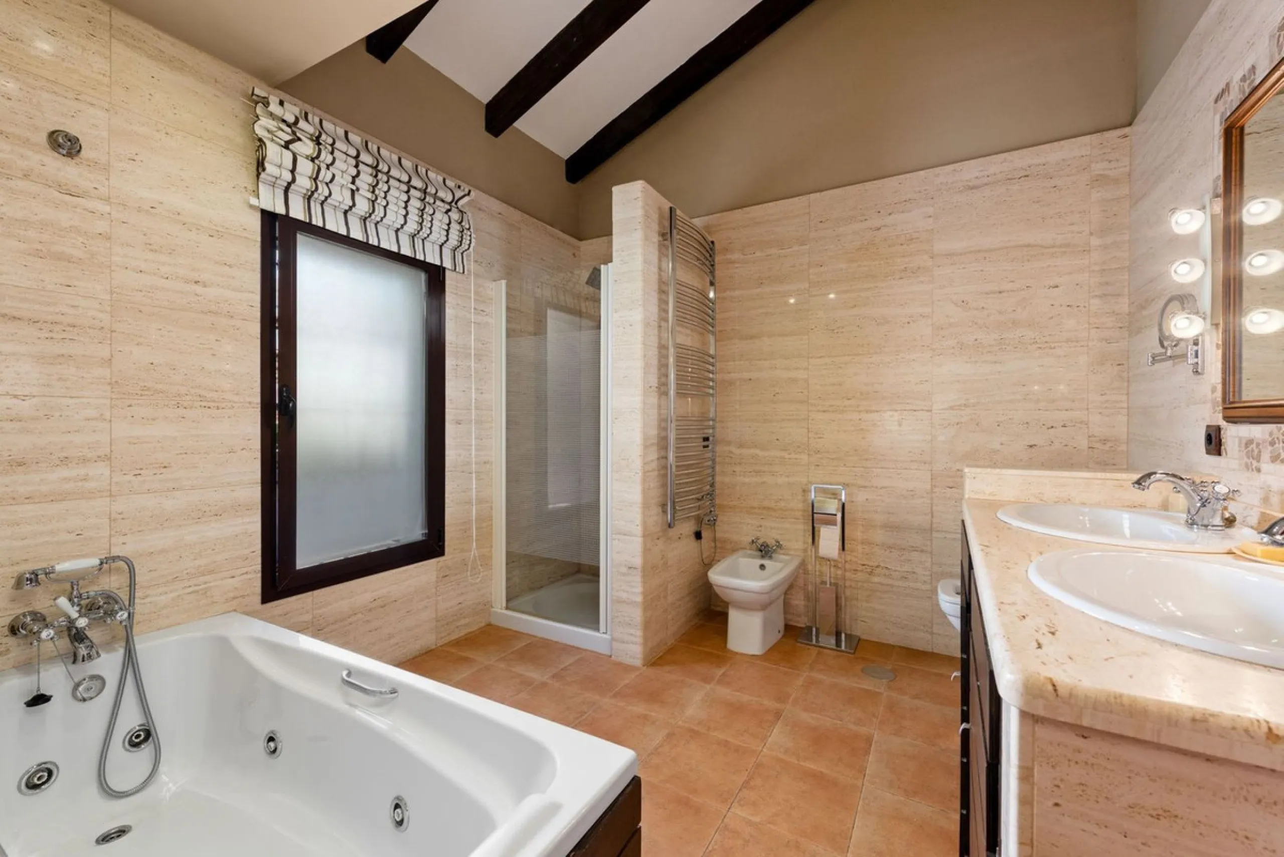 Located in the sought-after area of Los Pinos, this beautiful traditional Andalusian home stands out for its unique charm, excellent location, and authentic character.
