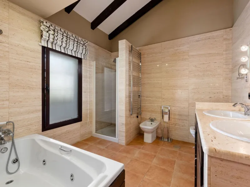 Located in the sought-after area of Los Pinos, this beautiful traditional Andalusian home stands out for its unique charm, excellent location, and authentic character.