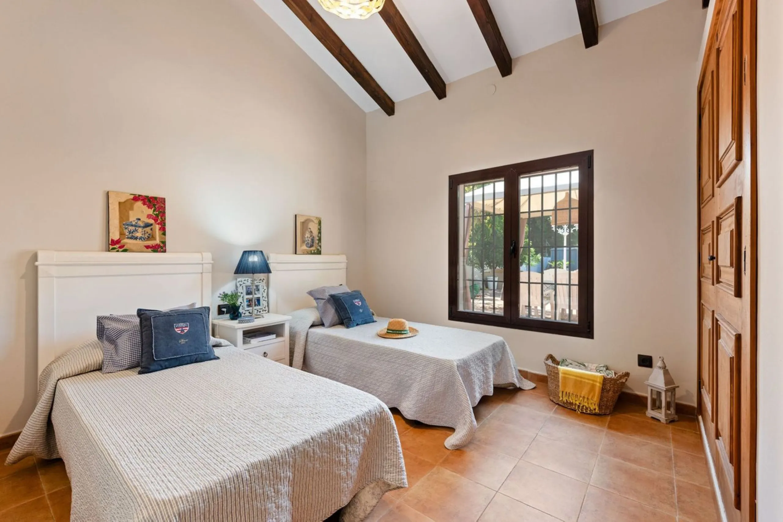 Located in the sought-after area of Los Pinos, this beautiful traditional Andalusian home stands out for its unique charm, excellent location, and authentic character.