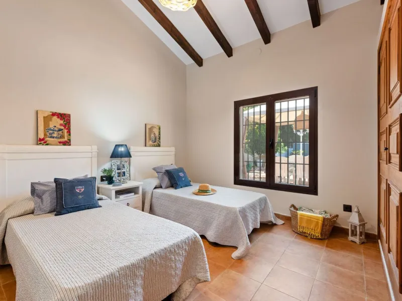 Located in the sought-after area of Los Pinos, this beautiful traditional Andalusian home stands out for its unique charm, excellent location, and authentic character.