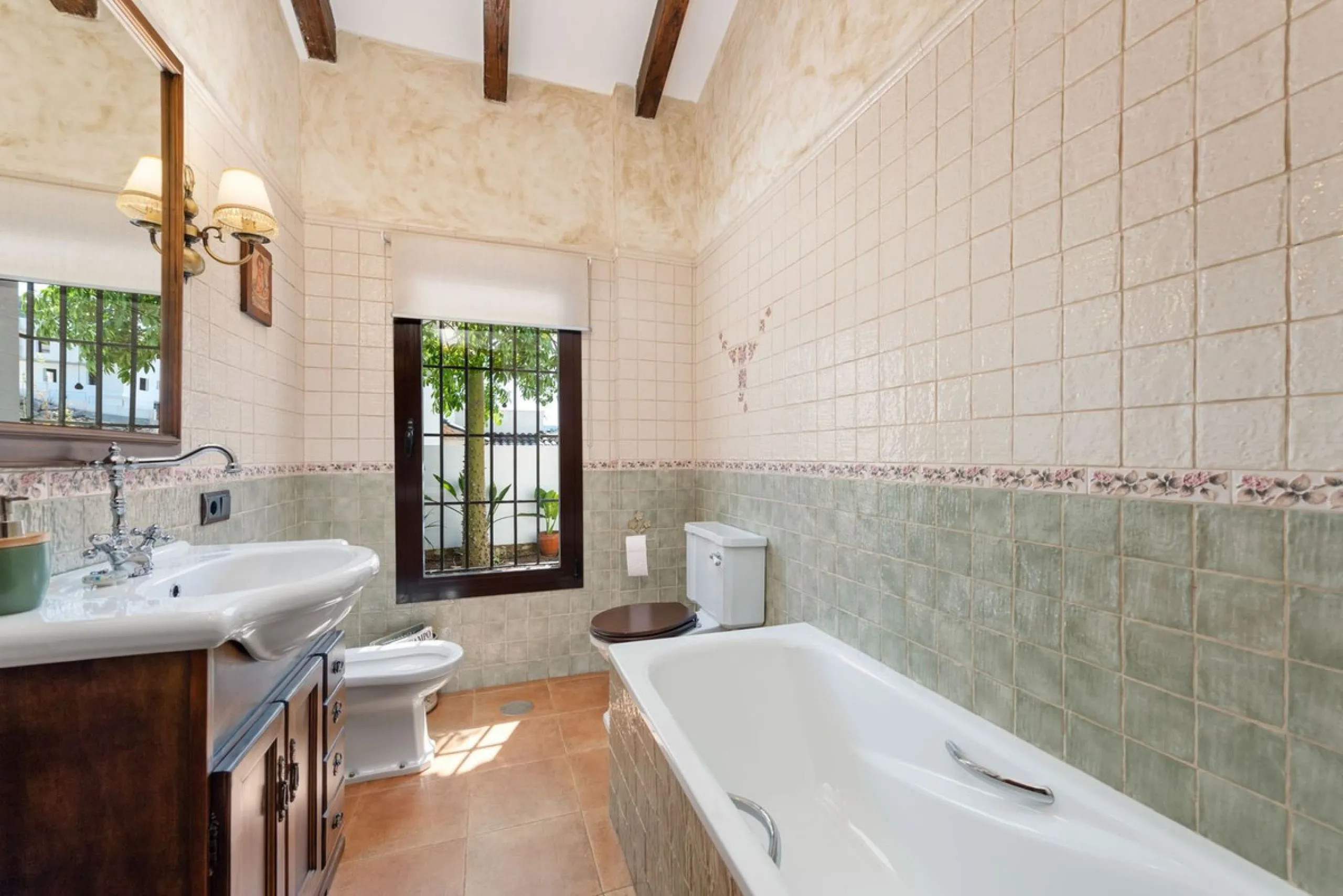 Located in the sought-after area of Los Pinos, this beautiful traditional Andalusian home stands out for its unique charm, excellent location, and authentic character.