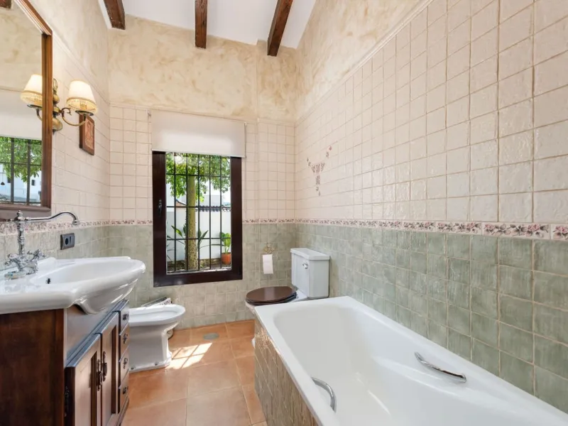 Located in the sought-after area of Los Pinos, this beautiful traditional Andalusian home stands out for its unique charm, excellent location, and authentic character.