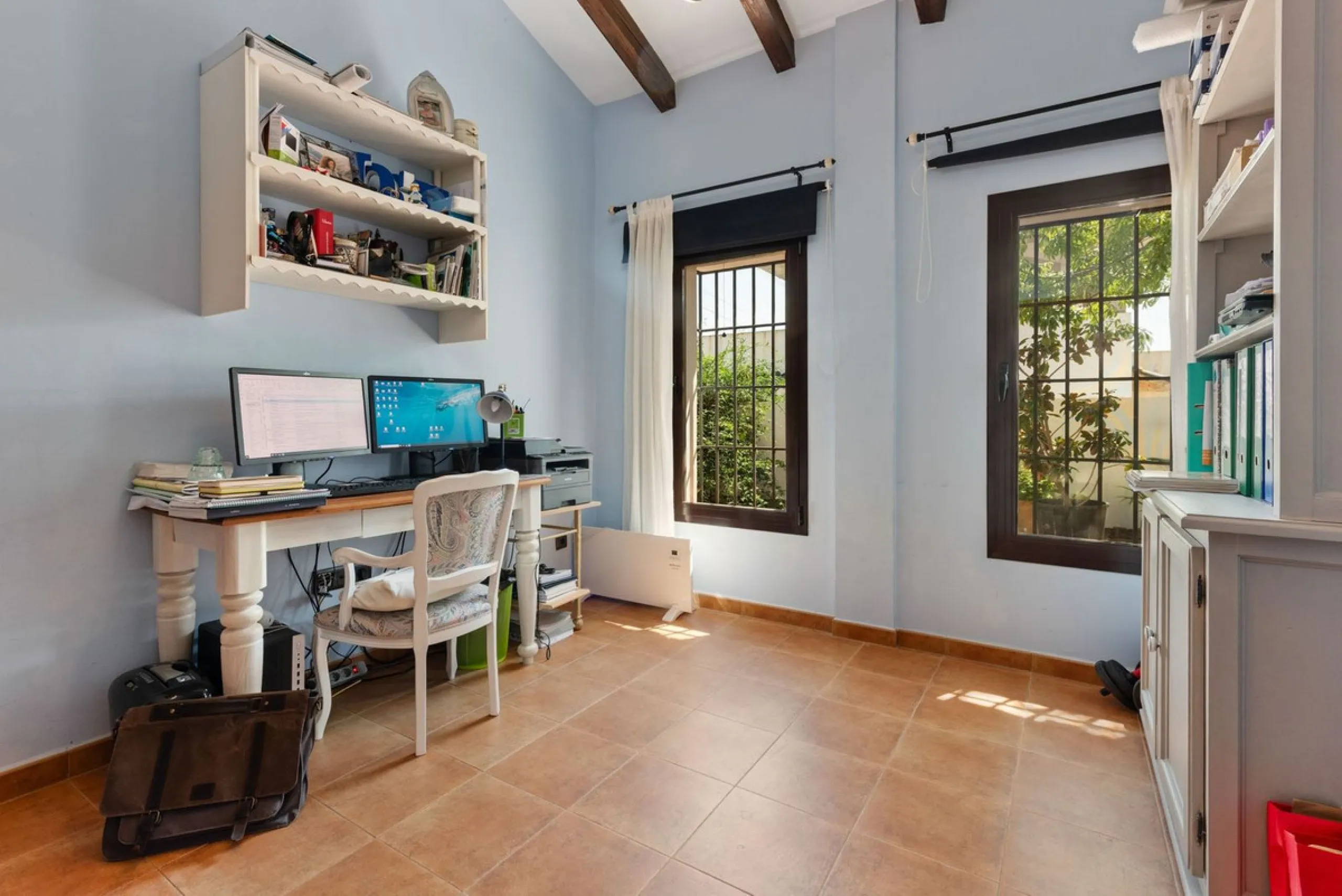 Located in the sought-after area of Los Pinos, this beautiful traditional Andalusian home stands out for its unique charm, excellent location, and authentic character.