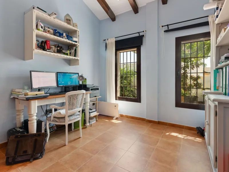 Located in the sought-after area of Los Pinos, this beautiful traditional Andalusian home stands out for its unique charm, excellent location, and authentic character.