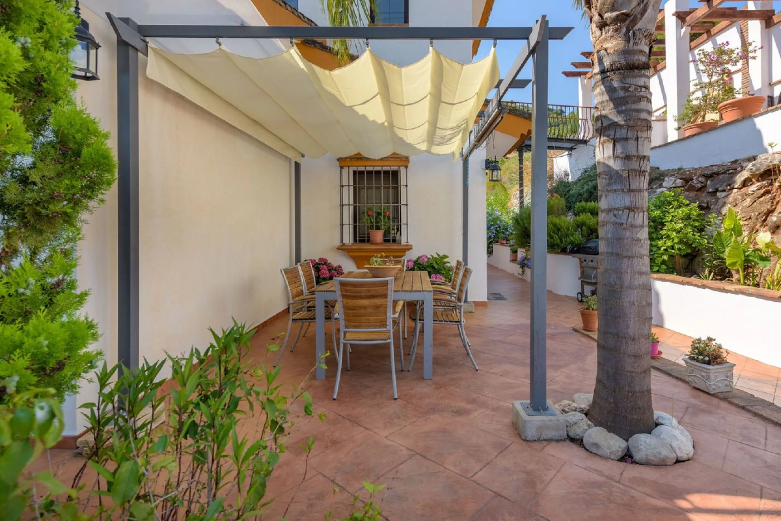 Located in the sought-after area of Los Pinos, this beautiful traditional Andalusian home stands out for its unique charm, excellent location, and authentic character.