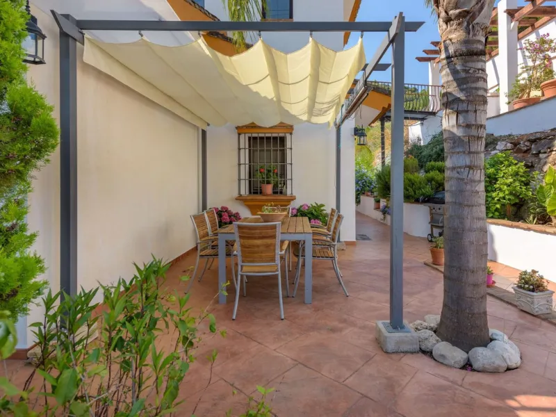 Located in the sought-after area of Los Pinos, this beautiful traditional Andalusian home stands out for its unique charm, excellent location, and authentic character.