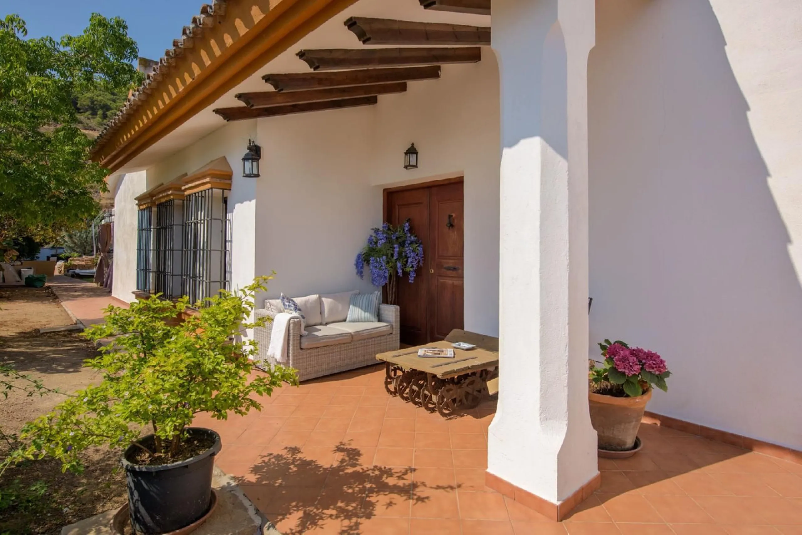 Located in the sought-after area of Los Pinos, this beautiful traditional Andalusian home stands out for its unique charm, excellent location, and authentic character.