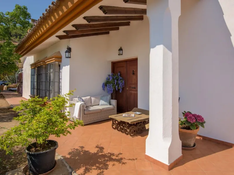 Located in the sought-after area of Los Pinos, this beautiful traditional Andalusian home stands out for its unique charm, excellent location, and authentic character.