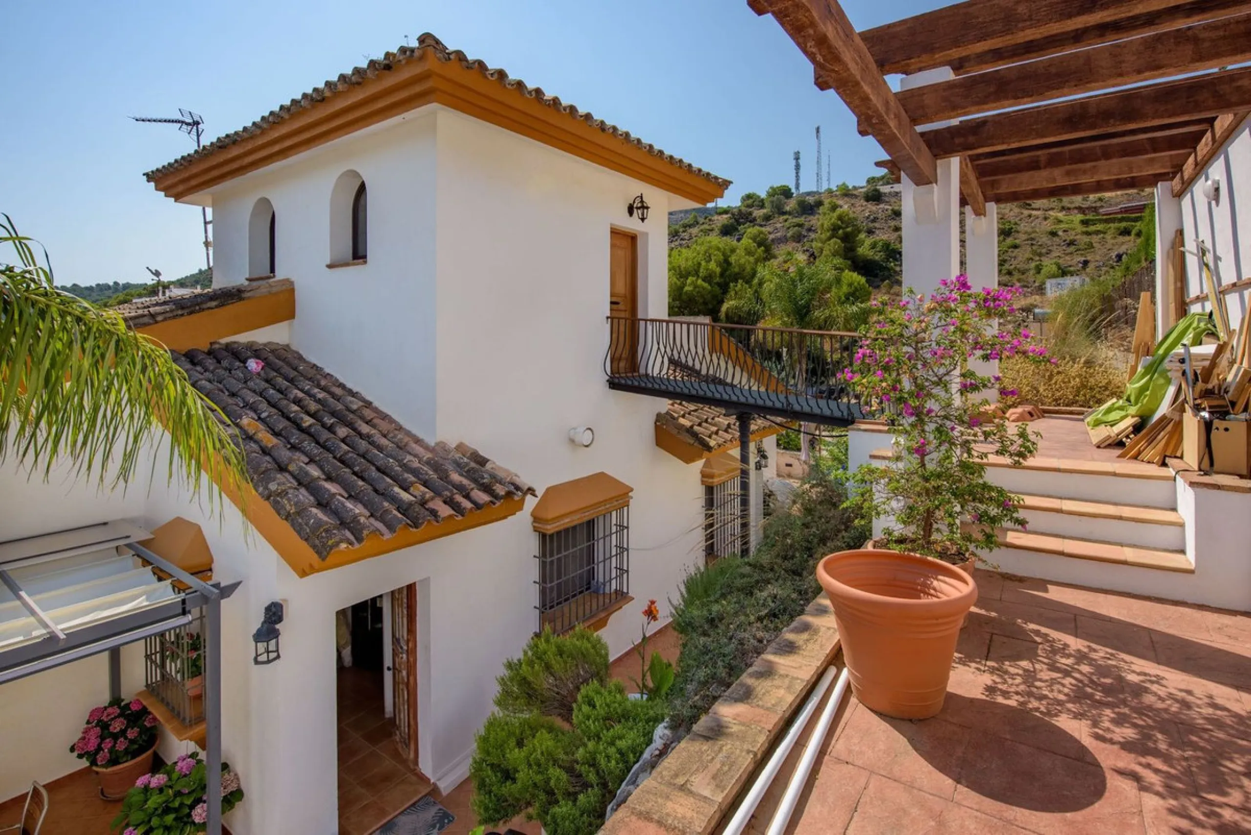 Located in the sought-after area of Los Pinos, this beautiful traditional Andalusian home stands out for its unique charm, excellent location, and authentic character.