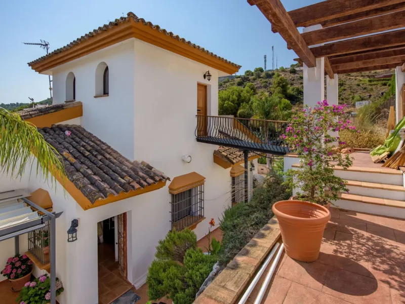 Located in the sought-after area of Los Pinos, this beautiful traditional Andalusian home stands out for its unique charm, excellent location, and authentic character.