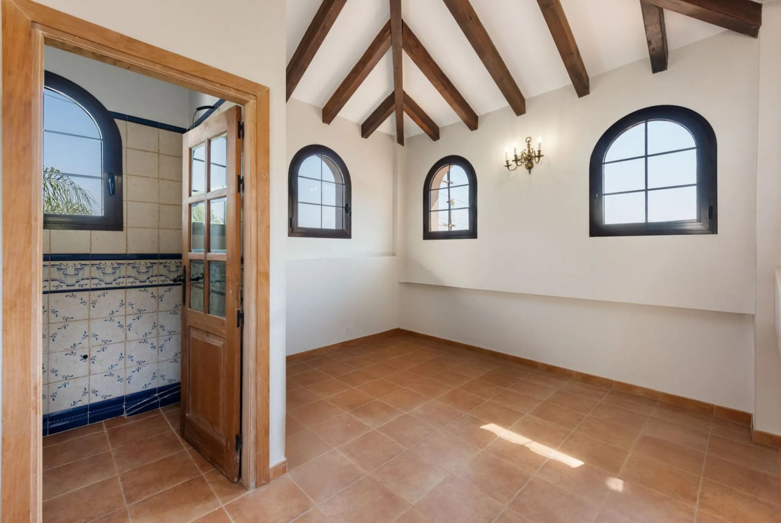 Located in the sought-after area of Los Pinos, this beautiful traditional Andalusian home stands out for its unique charm, excellent location, and authentic character.