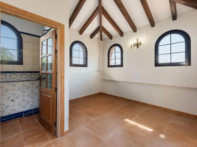 Located in the sought-after area of Los Pinos, this beautiful traditional Andalusian home stands out for its unique charm, excellent location, and authentic character.