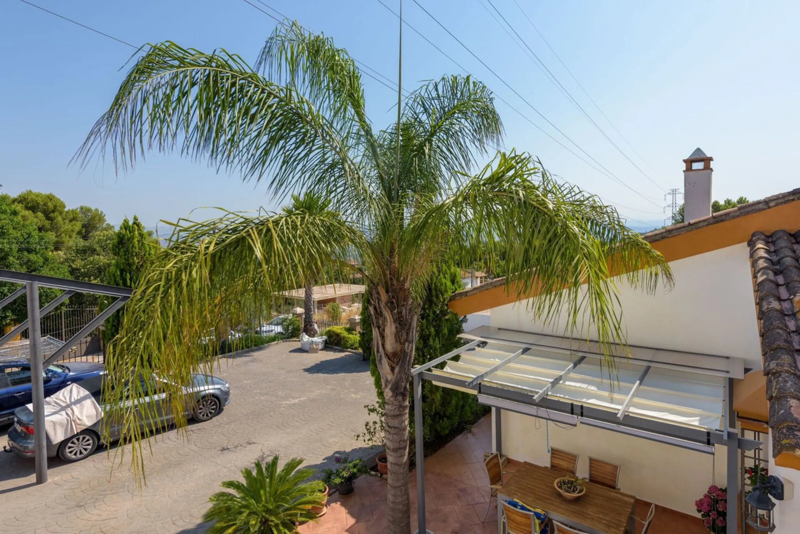 Located in the sought-after area of Los Pinos, this beautiful traditional Andalusian home stands out for its unique charm, excellent location, and authentic character.