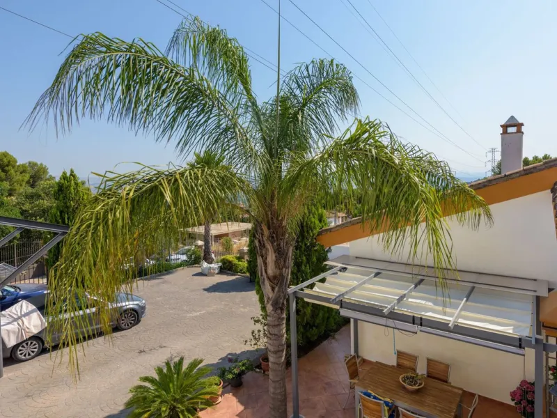 Located in the sought-after area of Los Pinos, this beautiful traditional Andalusian home stands out for its unique charm, excellent location, and authentic character.