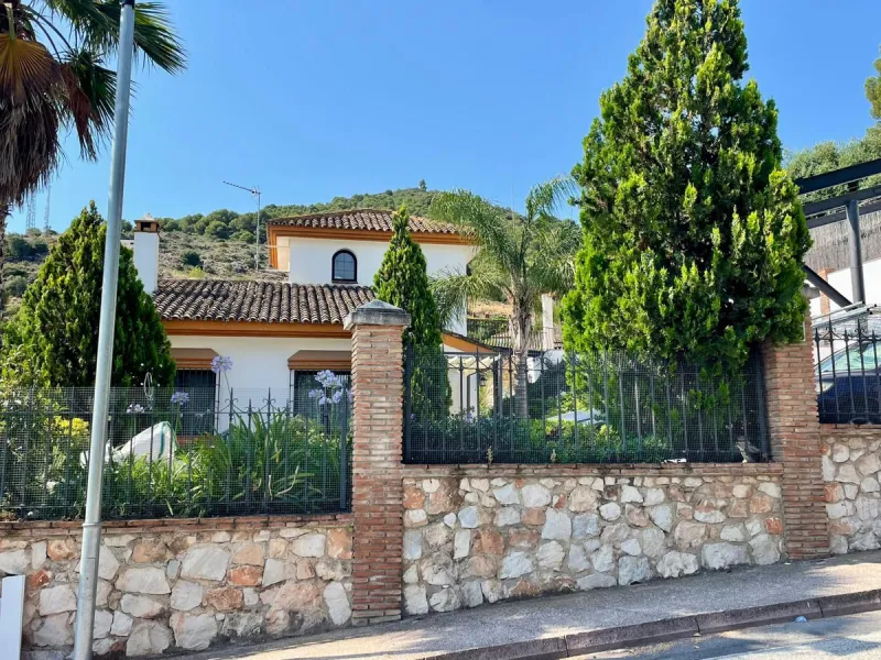 Located in the sought-after area of Los Pinos, this beautiful traditional Andalusian home stands out for its unique charm, excellent location, and authentic character.