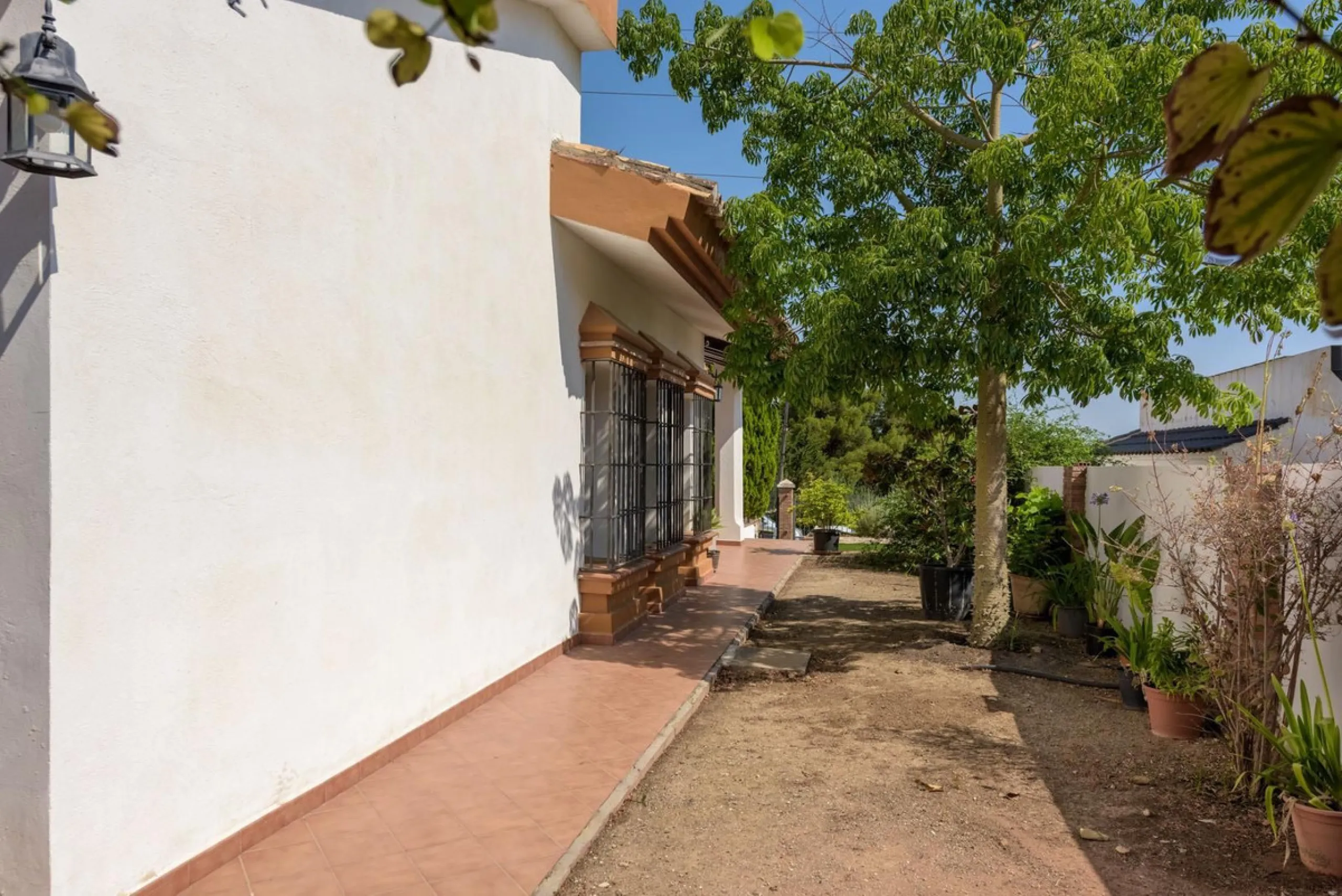 Located in the sought-after area of Los Pinos, this beautiful traditional Andalusian home stands out for its unique charm, excellent location, and authentic character.