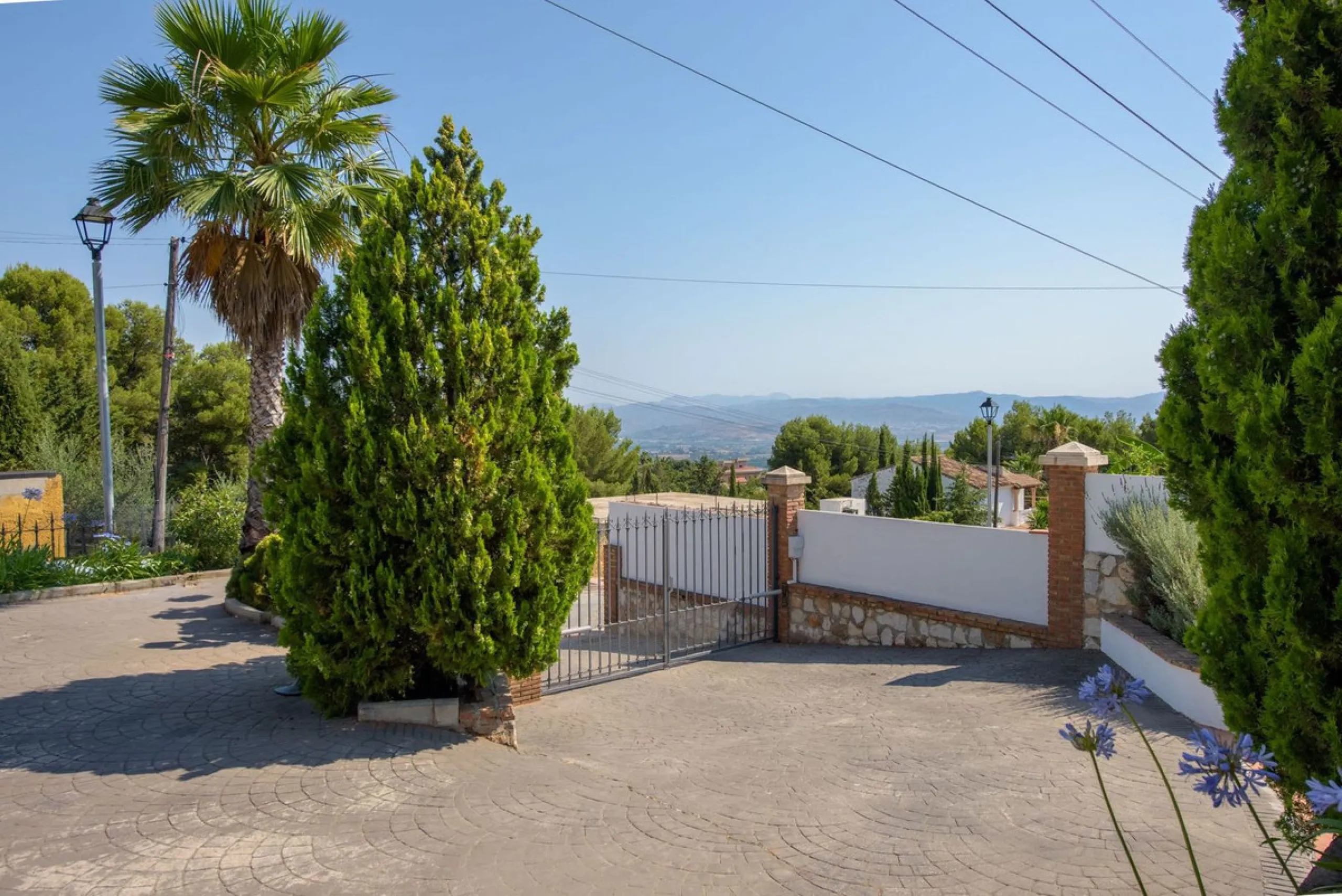 Located in the sought-after area of Los Pinos, this beautiful traditional Andalusian home stands out for its unique charm, excellent location, and authentic character.